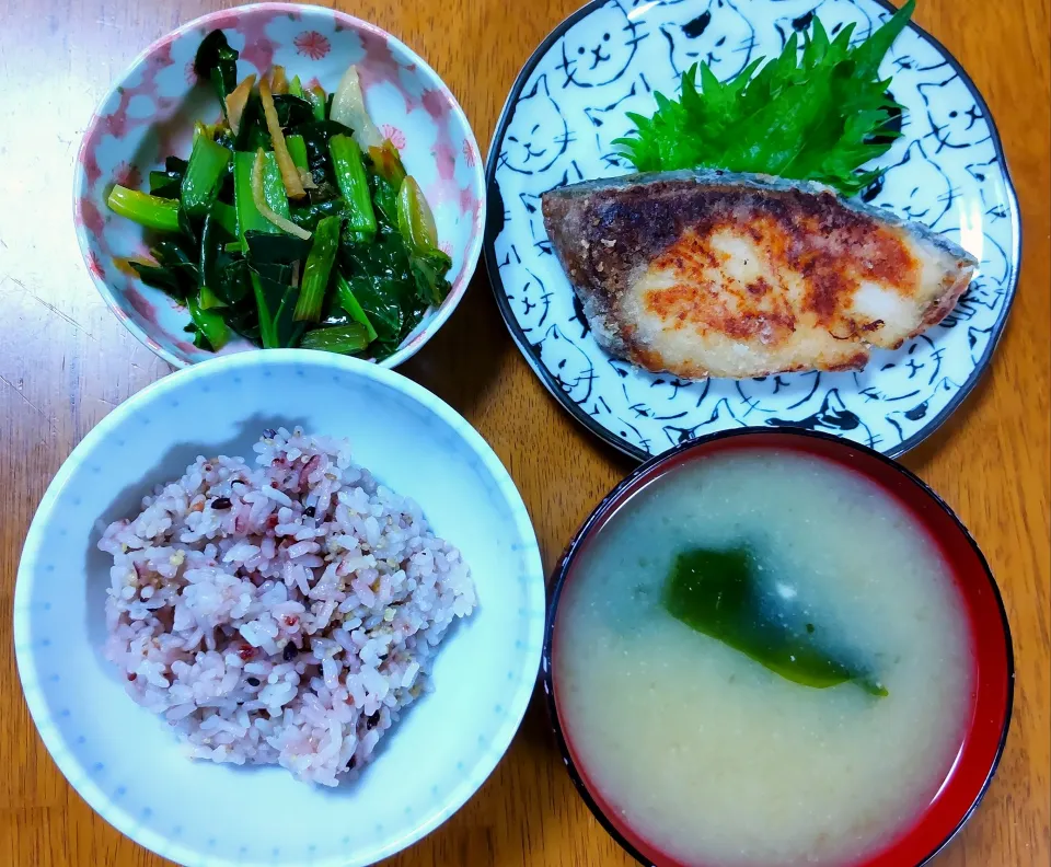 ３月１８日　鰤の塩焼き　小松菜のにんにく生姜蒸し　わかめのお味噌汁|いもこ。さん