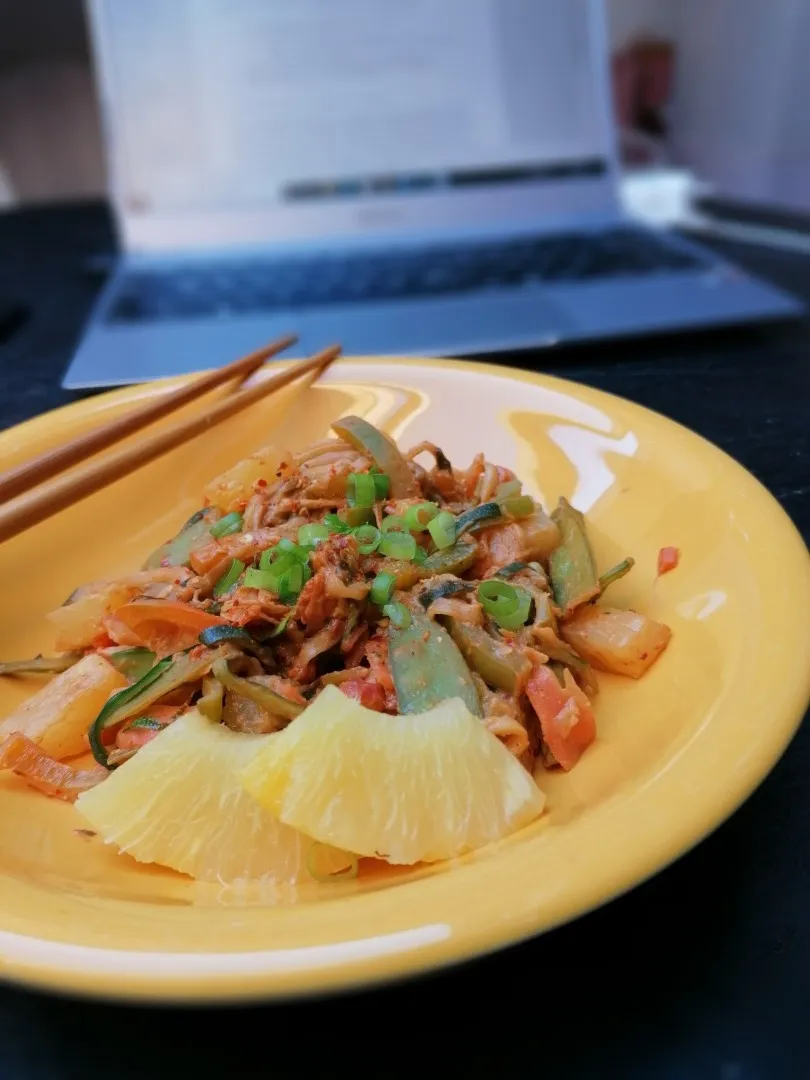 Zoodles w/ carrots, paprika, snap peas and pineapples. everything is topped of with a homemade peanut sauce and chili pepper flakes 🍍🌶️🥜|cooking.cat@web.deさん