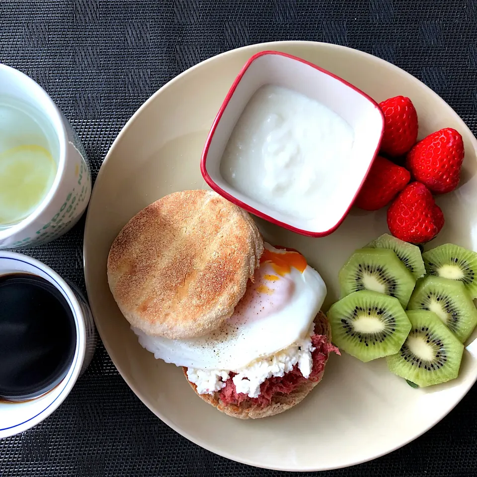 Snapdishの料理写真:休日癒しのモーニングプレート☆全粒粉イングリッシュマフィンのコンビーフ目玉焼きサンド　カッテージチーズ添え|Manaさん