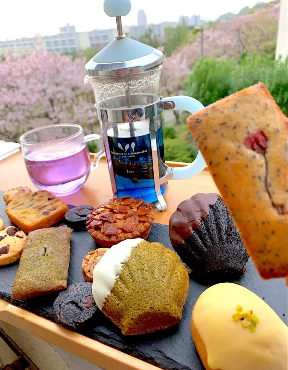 Snapdishの料理写真:桜舞い散る🌸朝gontaさん手作り洋菓子頂きます🍪|シュトママさん