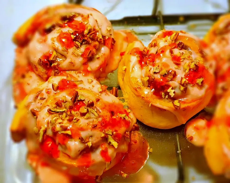 Loaded Strawberry&Pecan Cream Cheese Cinnamon Rolls|Kenlisha Gloverさん