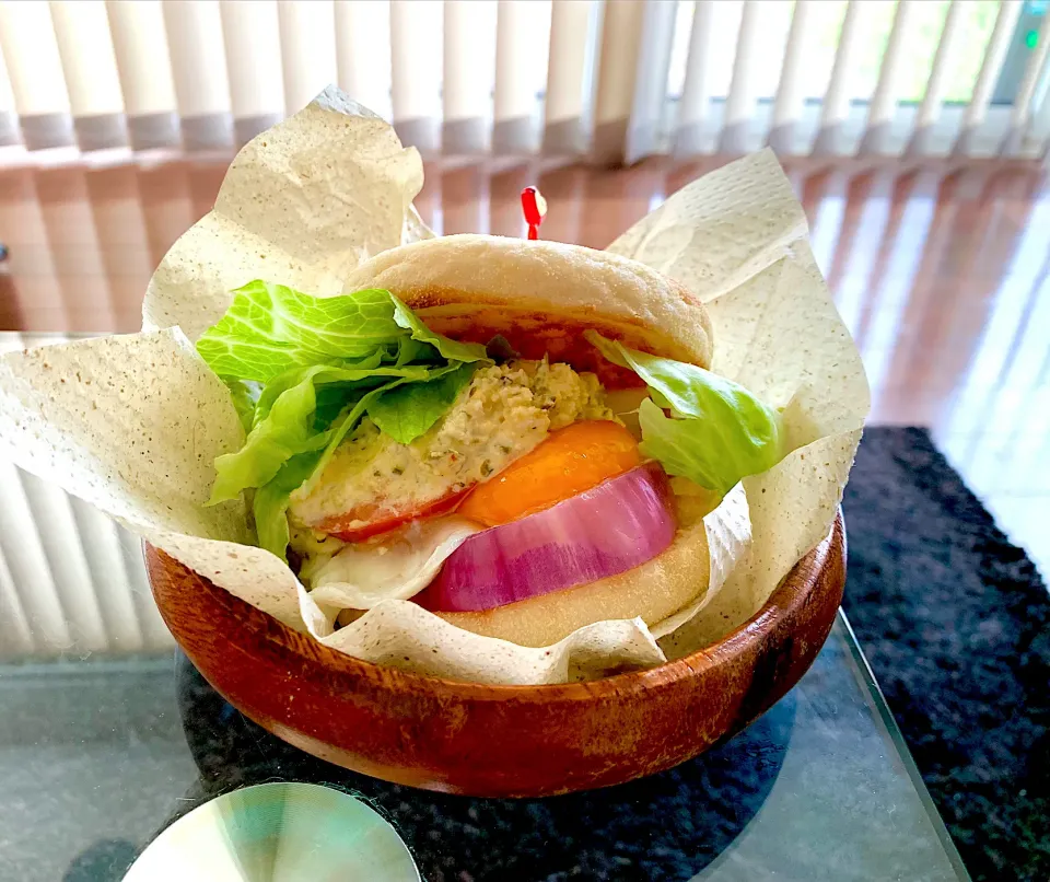 Snapdishの料理写真:お野菜たっぷり🥬🍅🧅イングリッシュマフィンバーガー🍔|ひろりんさん