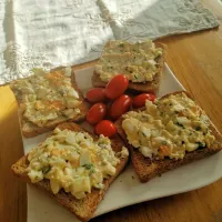 Snapdishの料理写真:Toast with egg salad and tomatoes 🍳😋|Isabelleさん