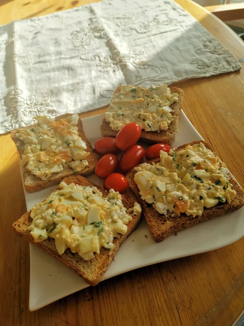 Snapdishの料理写真:Toast with egg salad and tomatoes 🍳😋|Isabelleさん