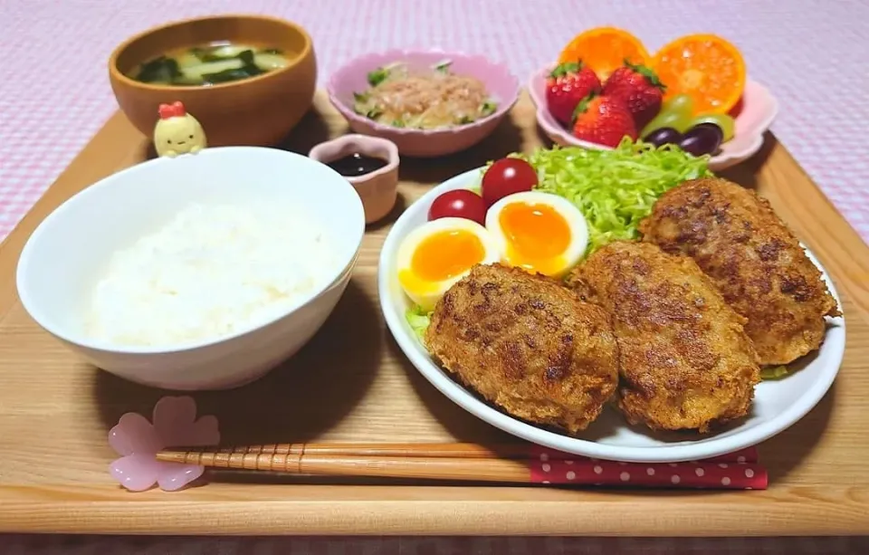 ❁春野菜の油揚げメンチカツ
❁新玉ねぎとかいわれのおかかぽん酢サラダ
❁ごはん
❁わかめと新じゃがのみそ汁
❁いちご＆みかん＆ぶどう|みかんちょこさん