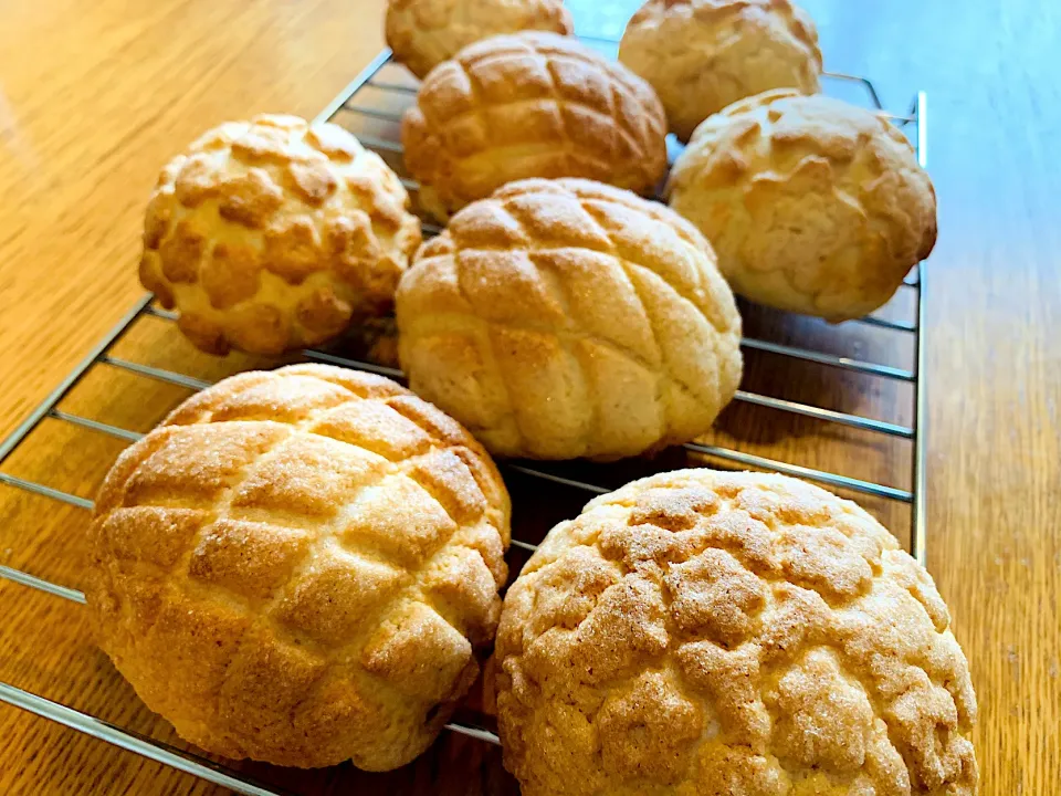 メロンパン🍈薄ピンクの桜色クッキー生地で作ったけど焼いたら茶色に🌸|いちごさん