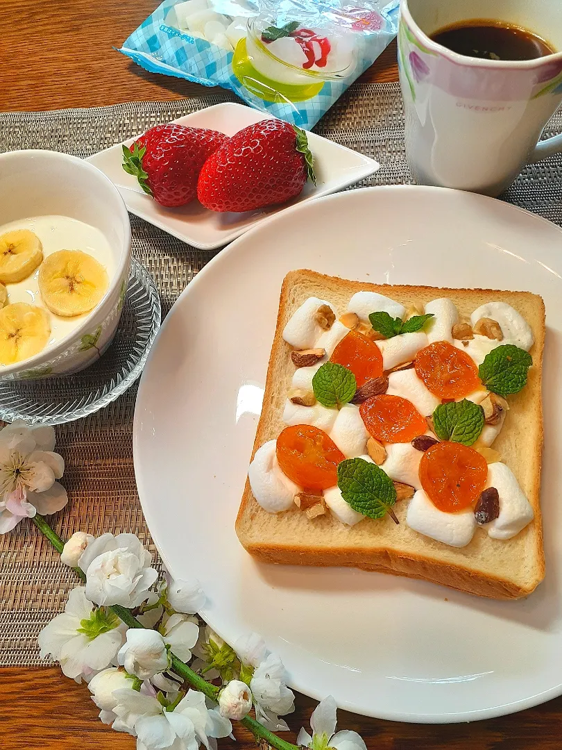 ４月１日の朝ごはん☕🍞🍓🍌
マシュマロトースト|fumfumさん