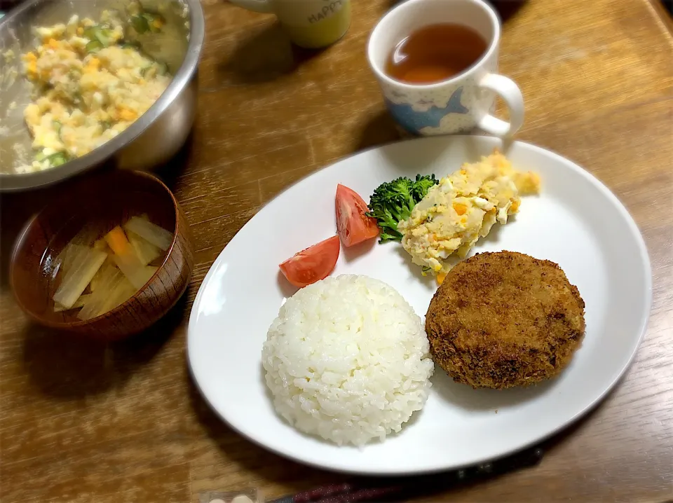 キャベツたっぷりメンチカツ・ポテトサラダ・ブロッコリー・トマト・すまし汁・ご飯|ちびろ菌さん