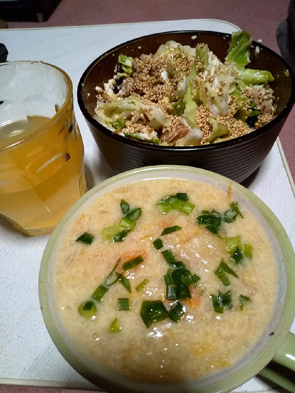 今日の晩御飯
※キャベツと豆腐の鰹フレーク和え
※新玉ねぎと白菜の豆乳味噌スープ
※ハイボール|れあMIXさん