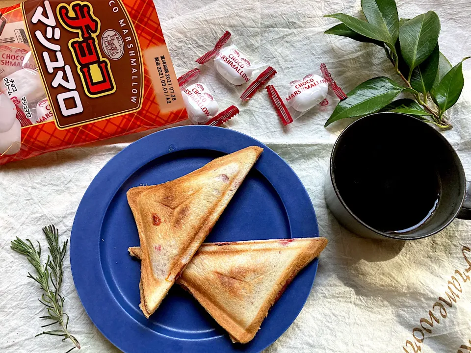 Snapdishの料理写真:いちごとチョコマシュマロのホットサンド|yappi.mamaさん