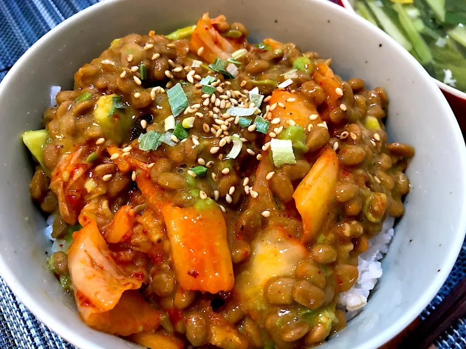 納豆アボカドキムチ丼|こぐまさん