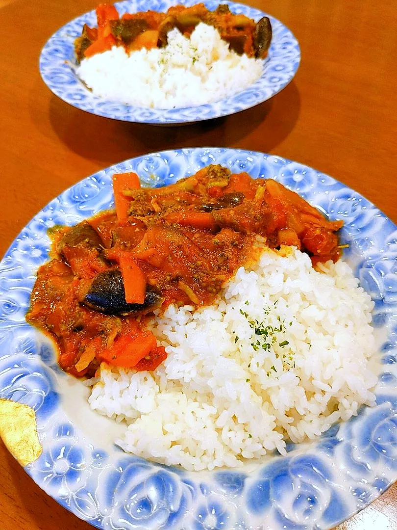 今夜の晩ごはん。
茄子とブロッコリーのカレー☆トマトの酸味と香辛料たっぷりのスパイシーなカレーです♡|yuriさん