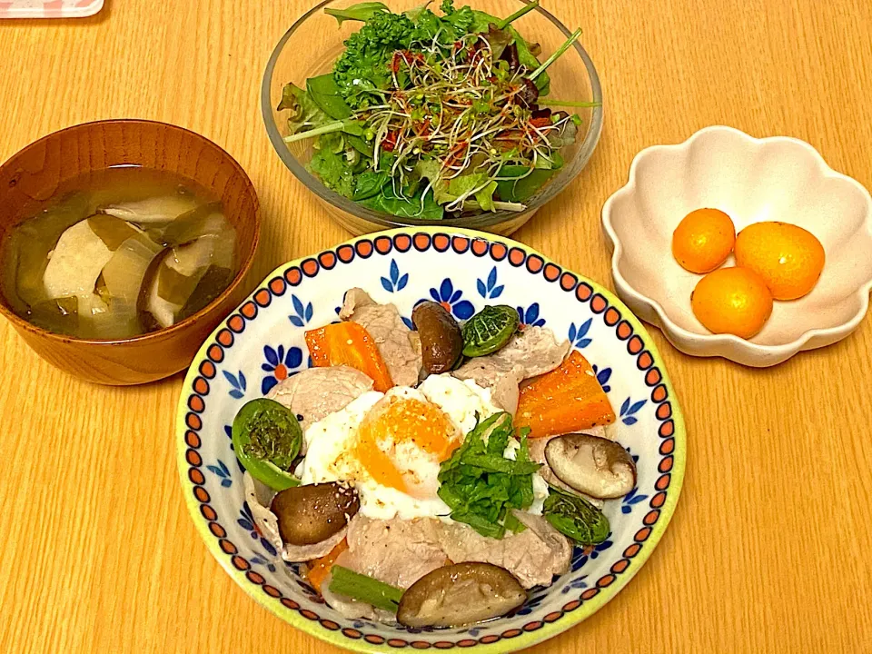 豚肉とこごみのガリバタ丼|あさみさん