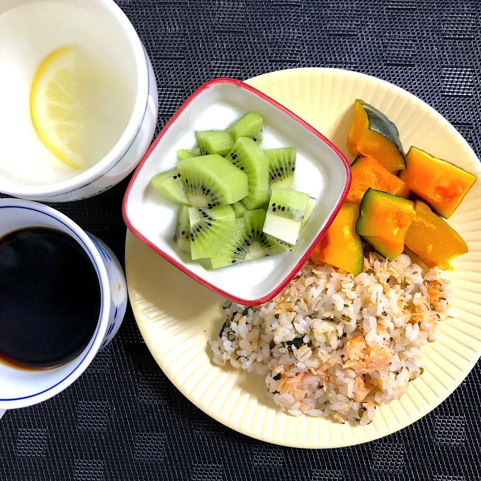 朝ごはん☆あんなに作った加島屋焼き鮭ほぐしもち麦おにぎりがあと１個（´-`）|Manaさん