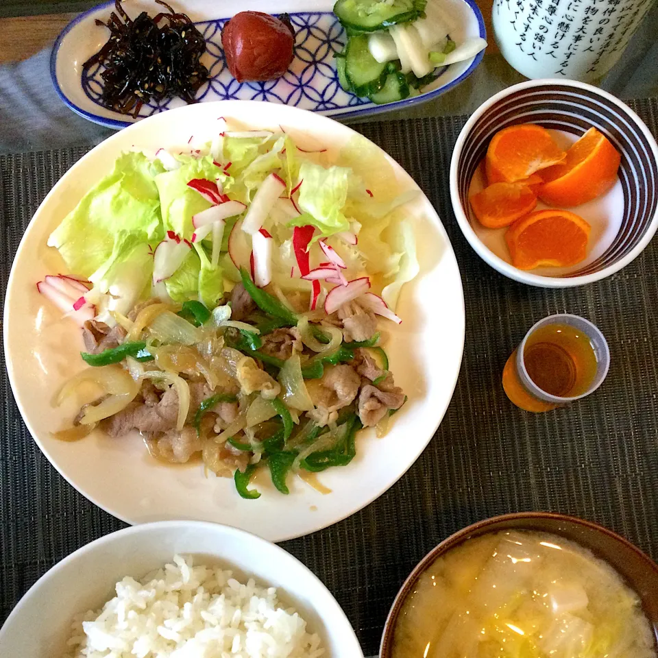 2021年4月2日　男前美容師の手作り朝ごはん　しょうが焼き　サラダ　白菜豆腐味噌汁　カブとキュウリ浅漬け　今日も美味しくいただきました|^・ω・)/ ♪|Booパパさん