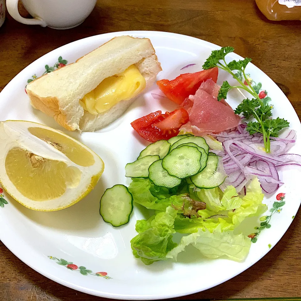 チーズサンドとサラダ🥗|みんみんさん