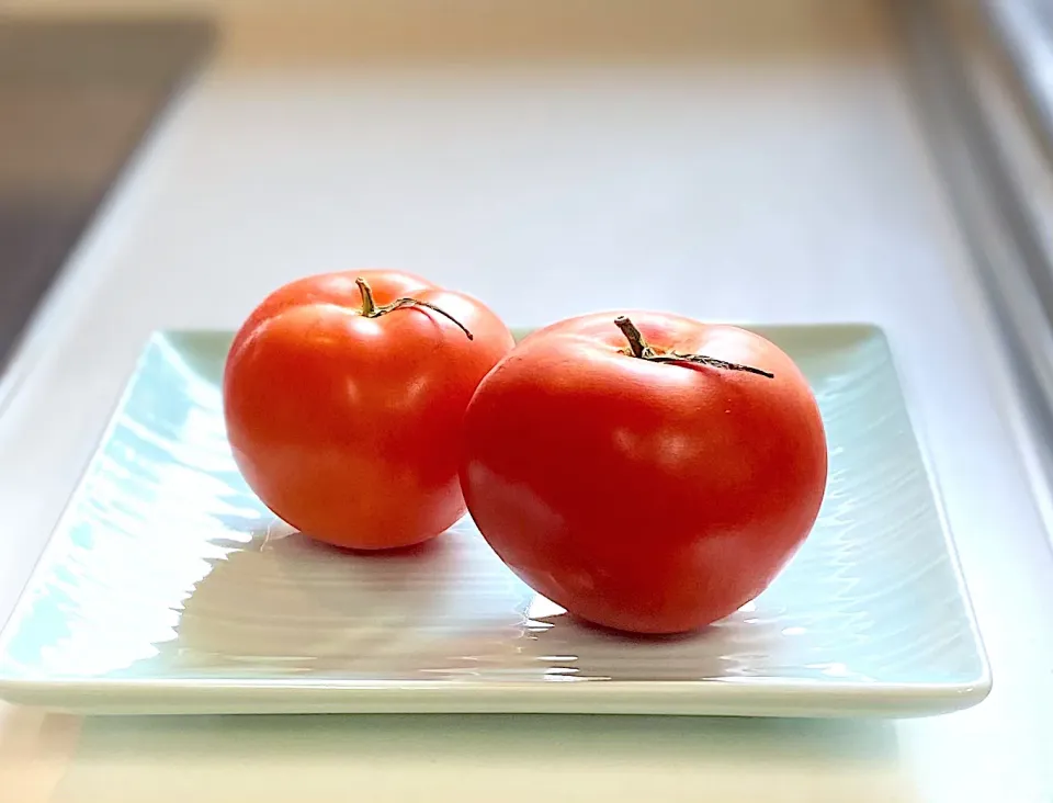 トマトのヘタをりんごのように|かっちゃん杉さん