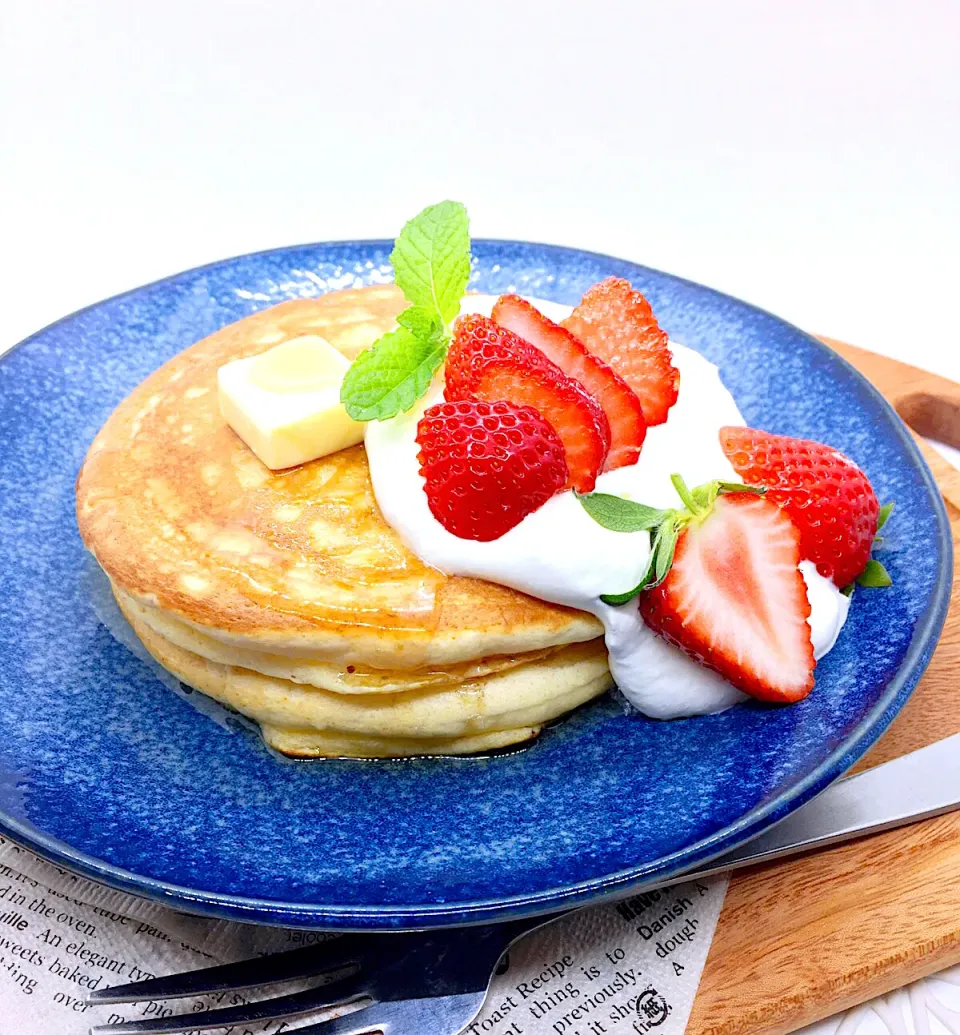 ライトブルー桜2021🌸娘の朝食のふわふわパンケーキです〜🍓💙💙💙|sucreroomさん