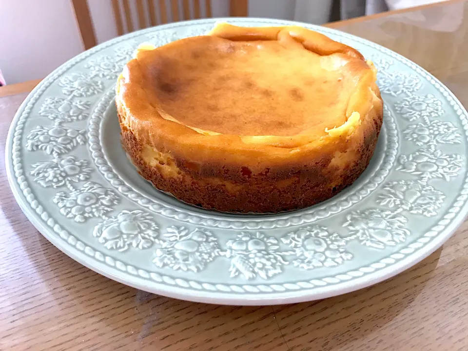 Snapdishの料理写真:ヨーグルトベークドチーズケーキ🧀|えいぽんさん