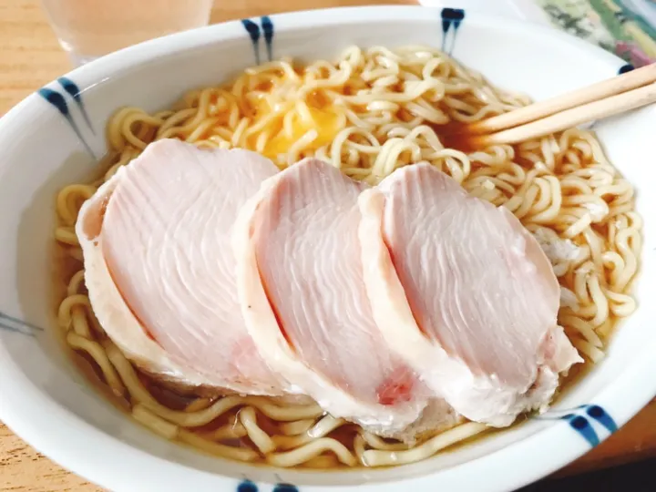 Snapdishの料理写真:手作り鶏ムネ肉のハムとラーメン|にゃんごろーさん