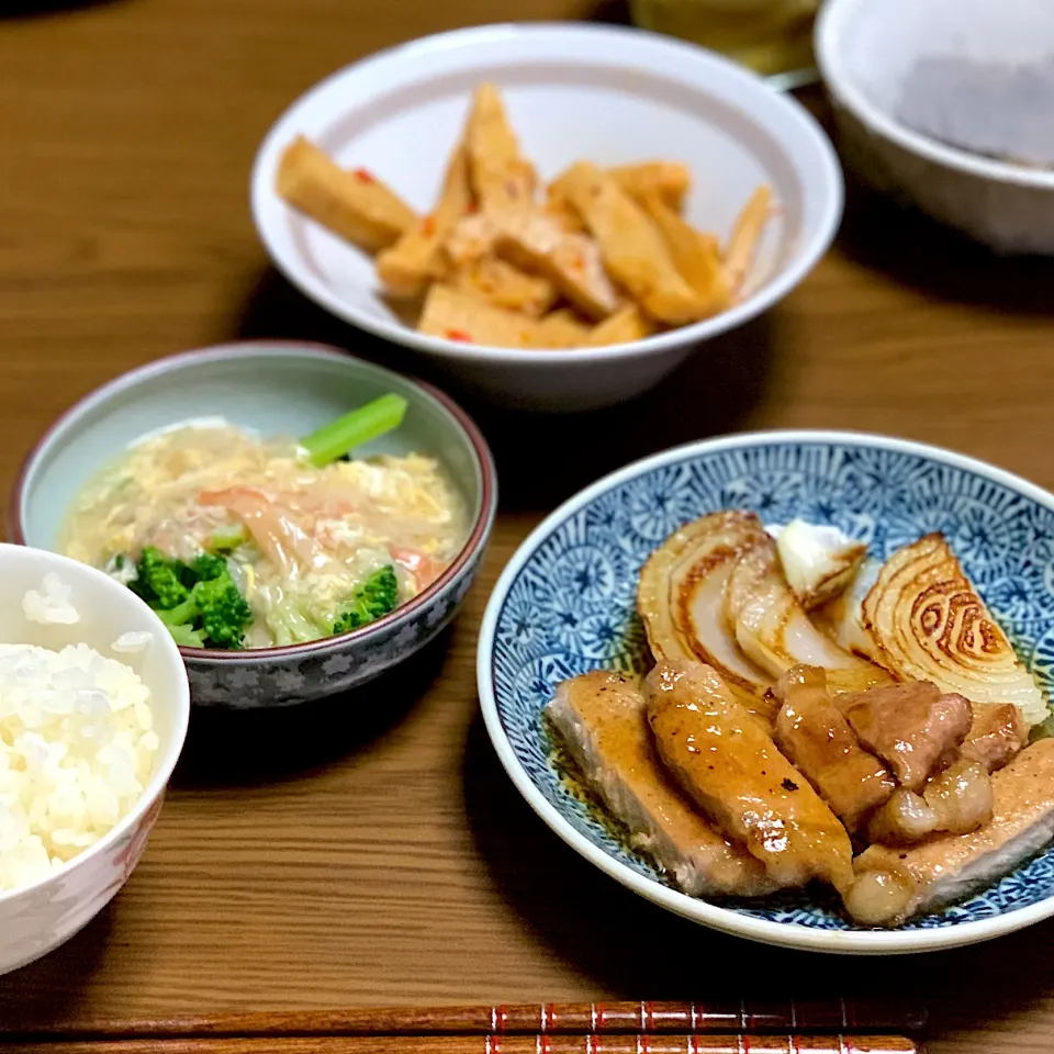 トンテキ、新玉ねぎの焼き、ブロッコリー🥦のカニカマ餡掛け、ピリ辛メンマ|sakiさん