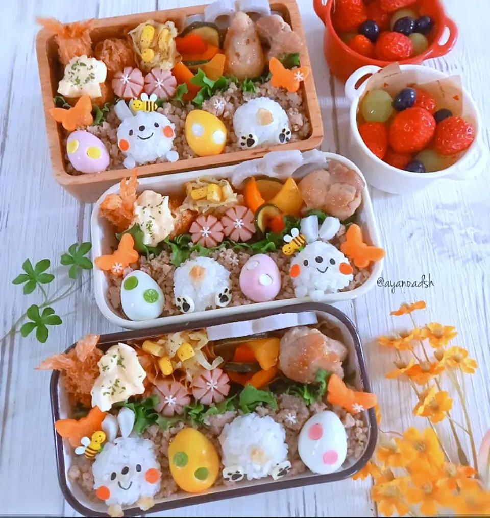 Snapdishの料理写真:そぼろごはんに🐰ウサギ&🐇しっぽこにぎり
カラフルイースターエッグも♪
🌱イースター弁当🌱👈ラストです|ayano.adshさん