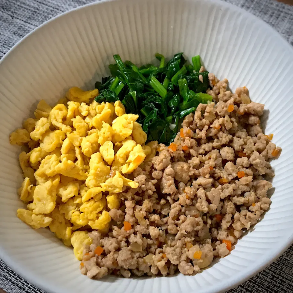 Snapdishの料理写真:3色そぼろ丼|まきさん