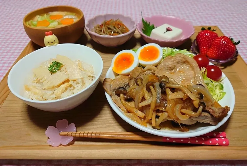 ❁豚肉の生姜焼き きのこソース
❁新ごぼうのきんぴら
❁桜冷奴
❁たけのこご飯
❁春野菜みそ汁
❁いちご|みかんちょこさん