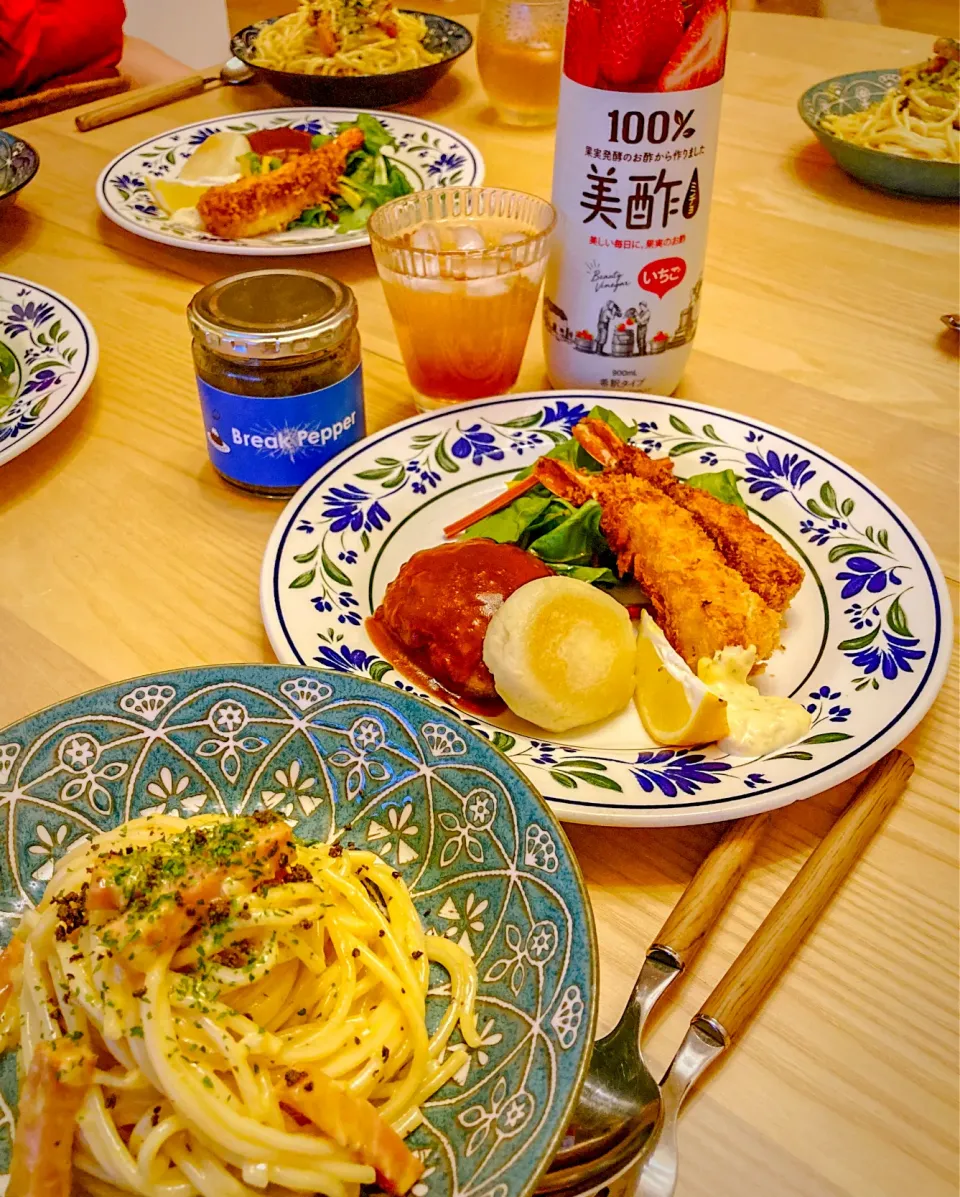 今日の夕食　カルボナーラ　チーズインハンバーグ　芋もち　海老フライ　サラダ|ふわ猫はなちゃんさん