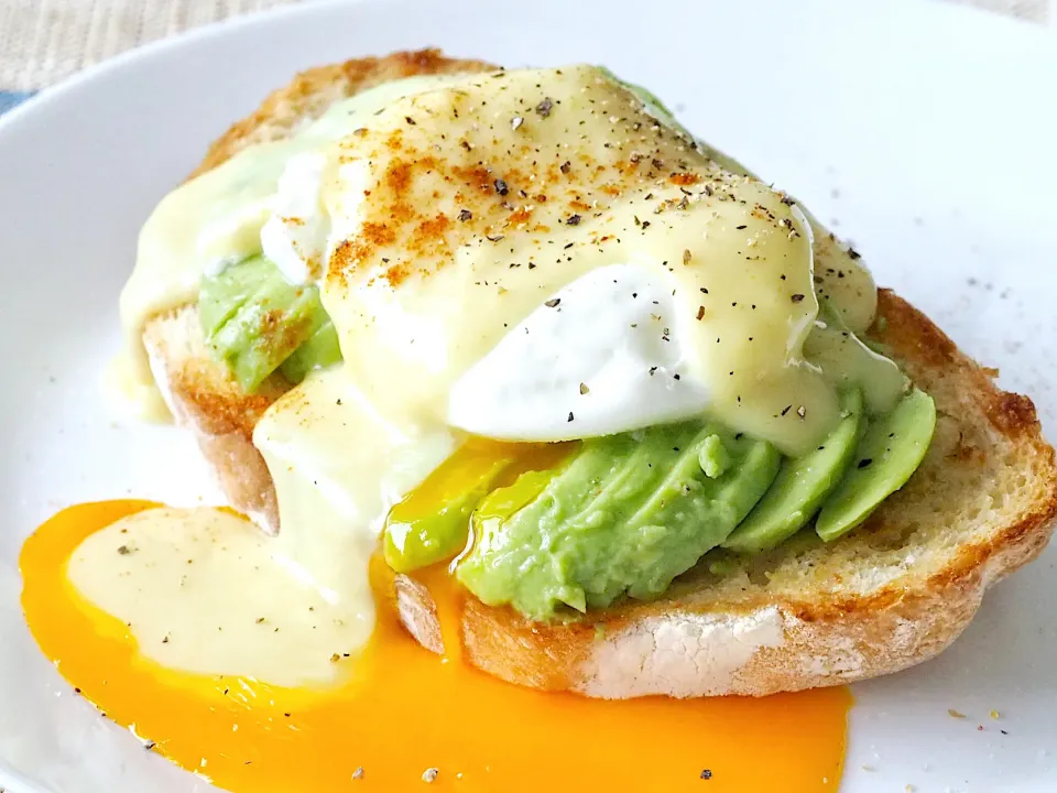 Snapdishの料理写真:Avocado toast Benedict|Misstyさん