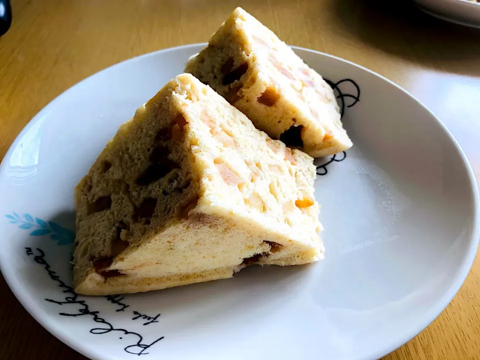 Snapdishの料理写真:ホットケーキミックスでシナモンリンゴ蒸しパン♪|もっちぃさん