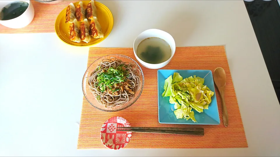 今日の昼食 担々蕎麦、キャベツサラダ、わかめスープ、餃子|pinknari🐰🌈さん