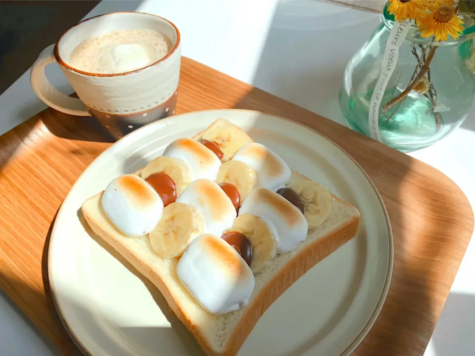 マシュマロとバナナとチョコのハチミツトースト🍌🍫|はる꒰(๑´•.̫ • `๑)꒱さん