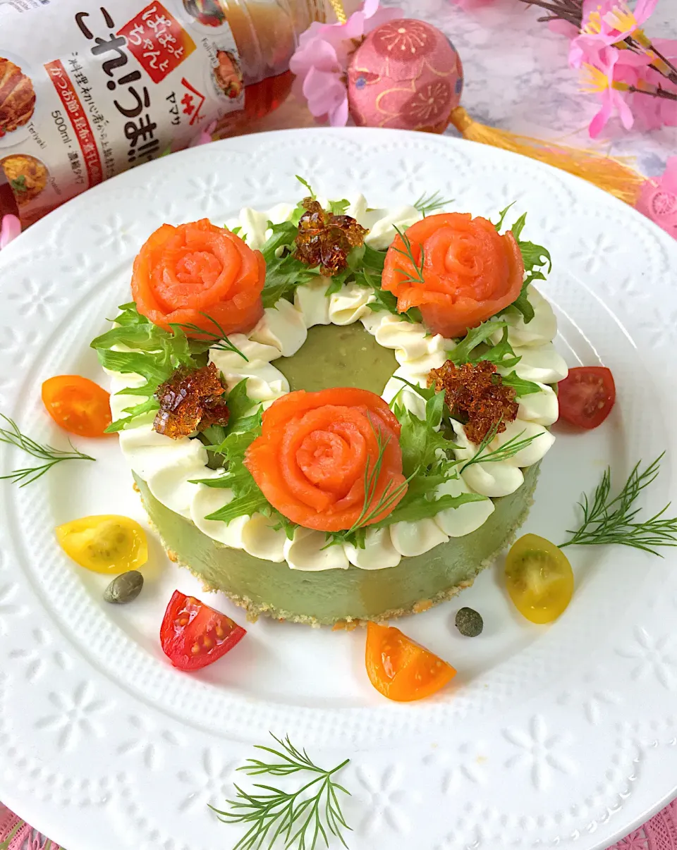 キラキラジュレ✨
ふわふわアボカドムースと🌸お花スモークサーモンのオードブルケーキです🥑   ヤマサさんの 「ぱぱっとちゃんと これ!うま!!つゆ」使用の新提案です(∩´∀`∩)💕|sucreroomさん