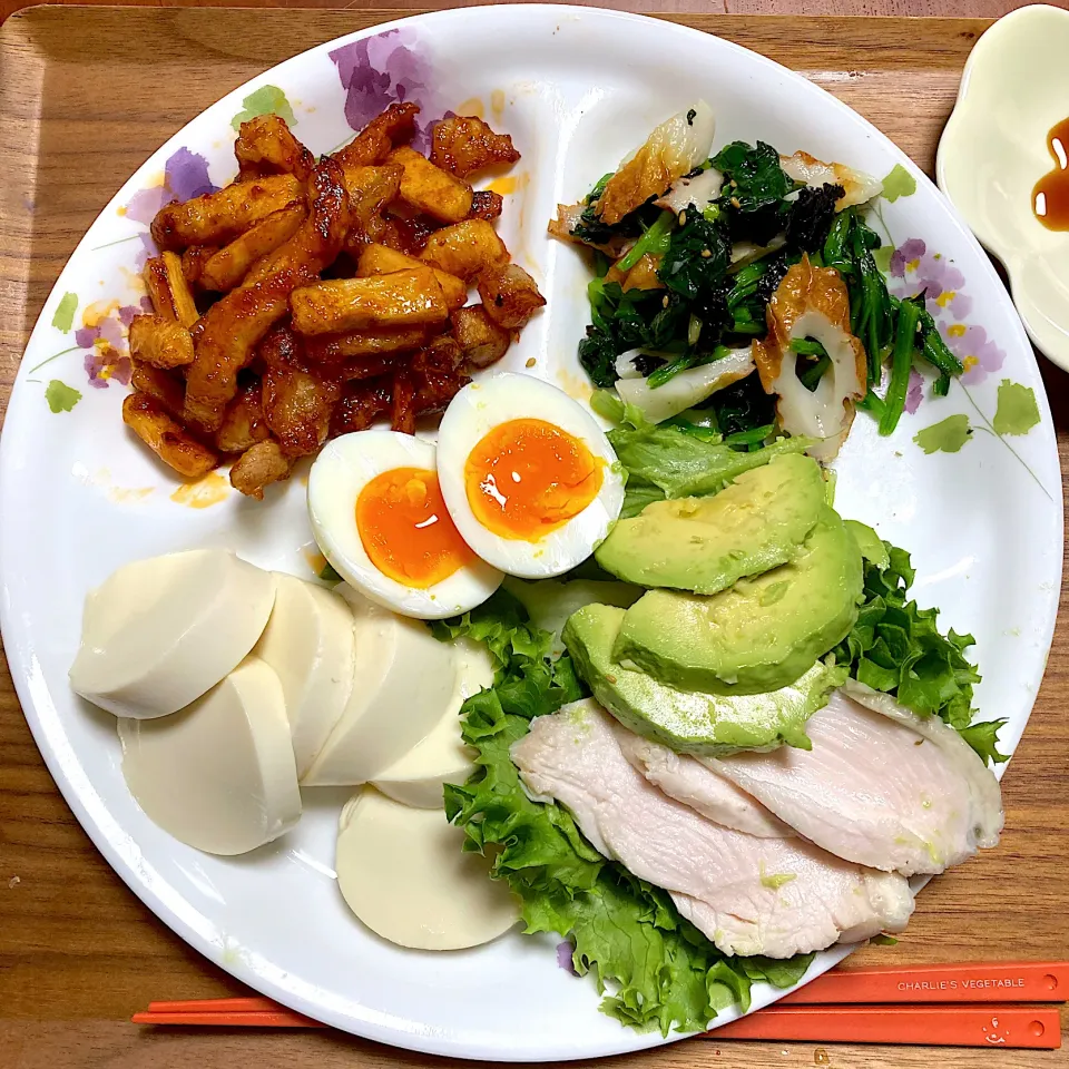 Snapdishの料理写真:ヤンニョムポーク ほうれん草とちくわのナムル のワンプレートDISH|ももさん