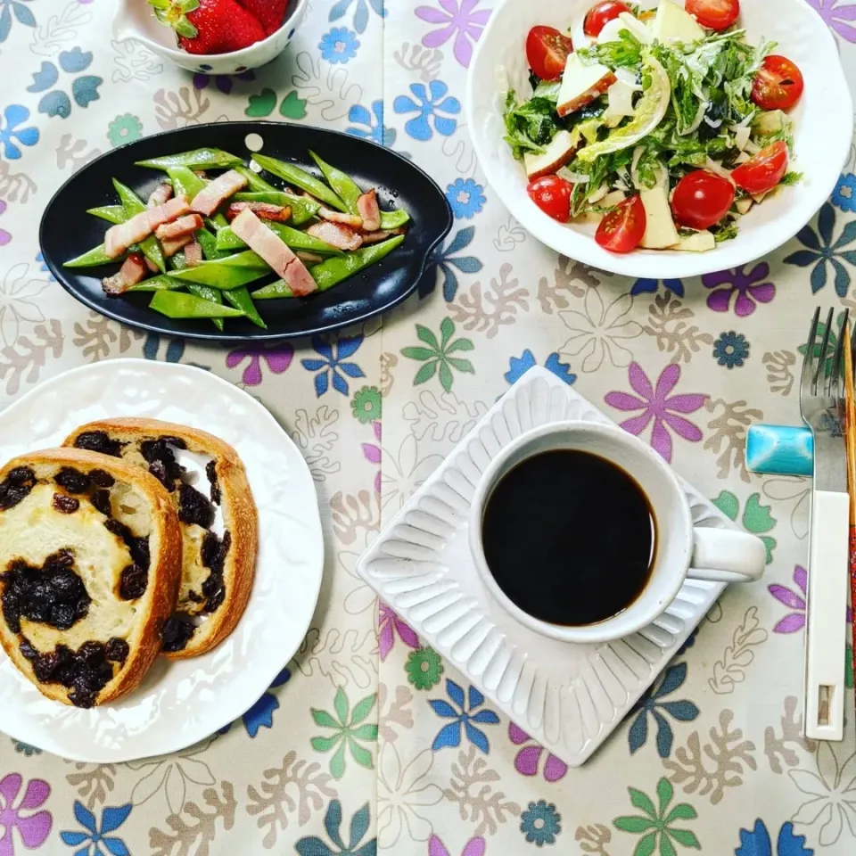 レーズンパン
香味野菜たっぷりサラダ
モロッコ隠元とベーコンのソテー
コーヒー☕️|ヒカリーさん