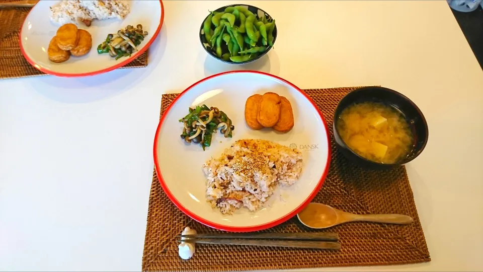 今日の夕食 タコ飯、さつま揚げ、ピーマンとしめじの炒め物、高野豆腐と玉ねぎの味噌汁、枝豆|pinknari🐰🌈さん