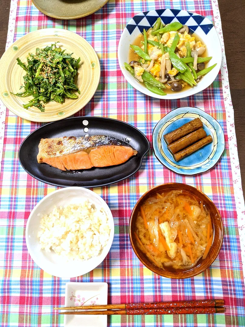 Snapdishの料理写真:焼き魚 甘塩鮭
モロッコ隠元の玉子とじ
春菊の中華サラダ
黒酢ごぼう
発芽米入りご飯🍚
切り干し大根の味噌汁|ヒカリーさん