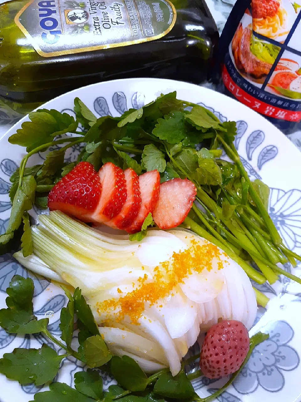 🔷旬の🍀葉たまねぎとセリのサラダ🥗自家製🍓いちご酢でいただきます🔷|@きなこさん