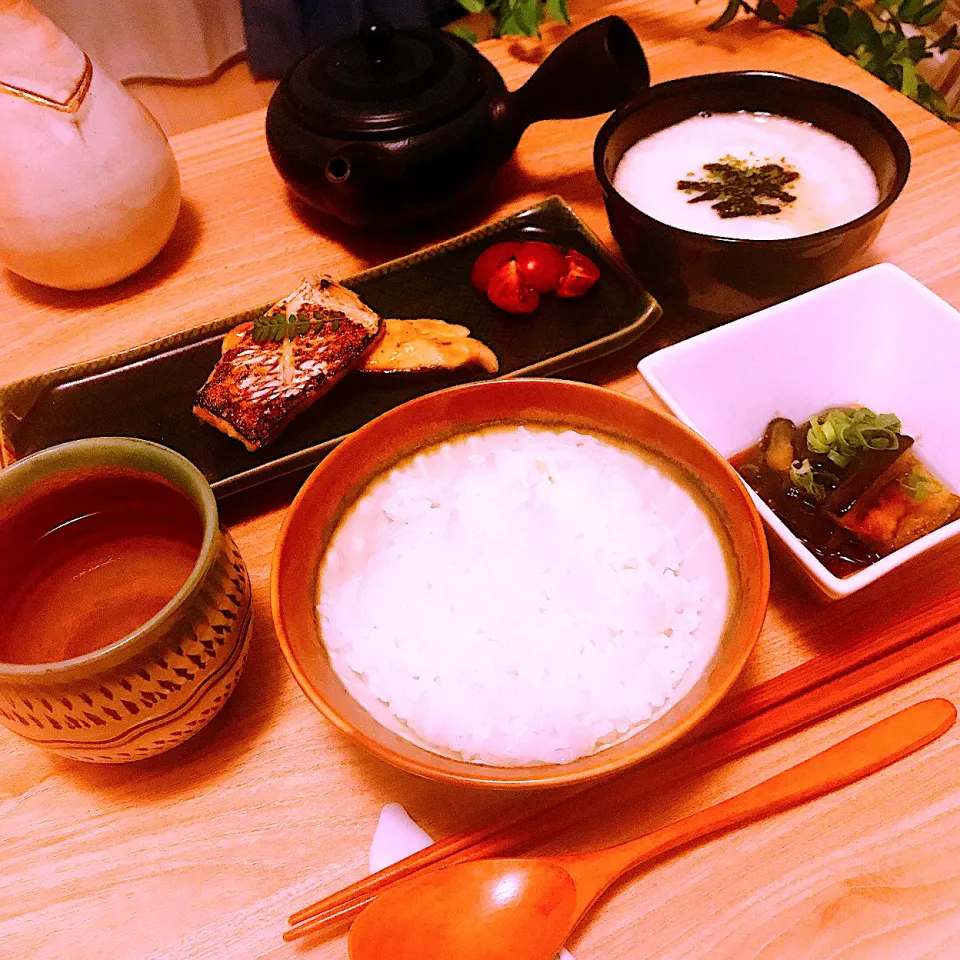 🍱和食　長芋のとろろご飯に添えるのは鯛の塩焼きと茄子の煮浸し　いただきます。😋|Sの食卓さん