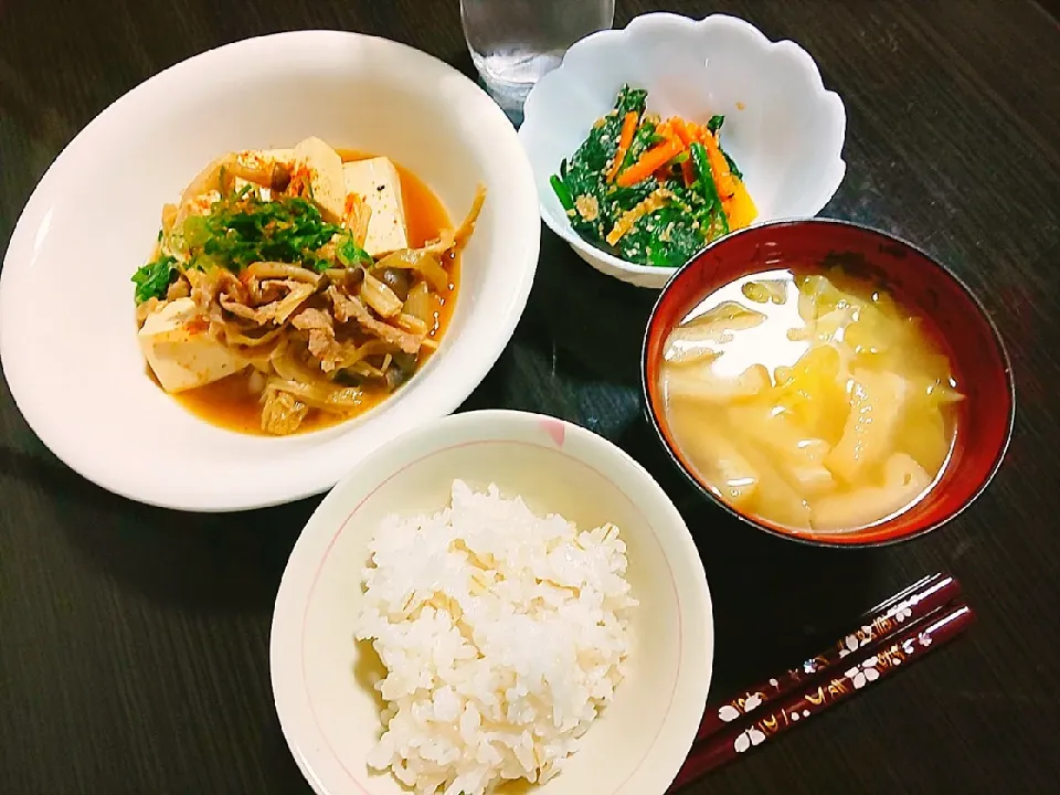 ごはん、春キャベツと油揚げの味噌汁、肉豆腐、ほうれん草の胡麻和え|サトリさん