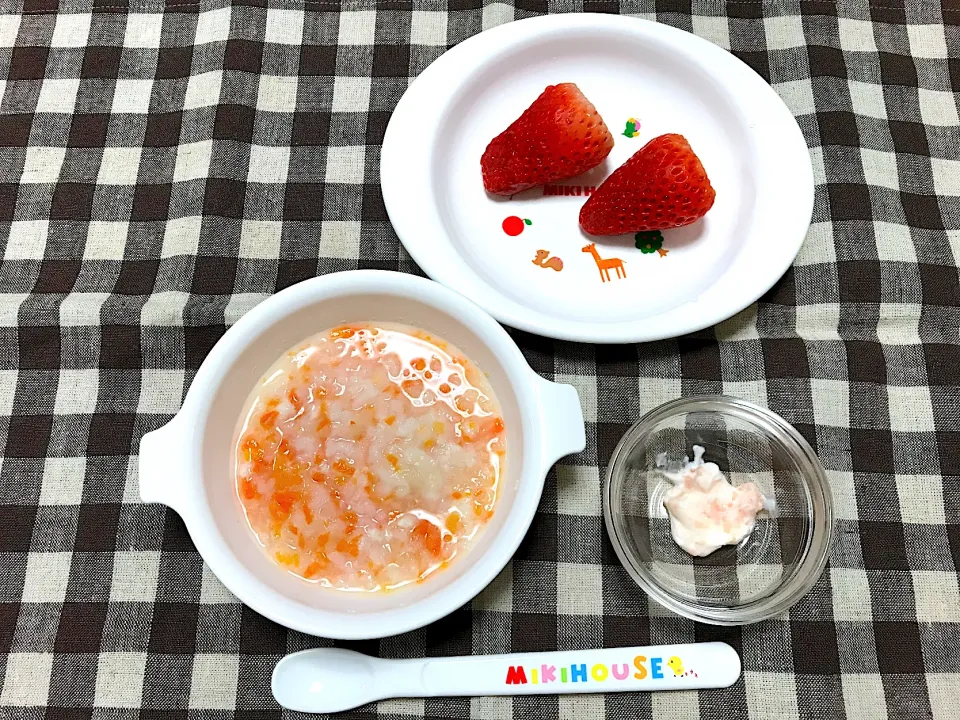 Snapdishの料理写真:【離乳食】にんじん大根の和風がゆ、いちご、ヨーグルト（ベビーカーダノン）|sayaさん