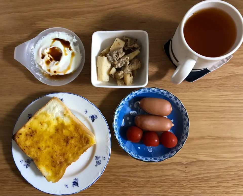 Snapdishの料理写真:休日の朝食　カルディーのカレーパン|おっちさん