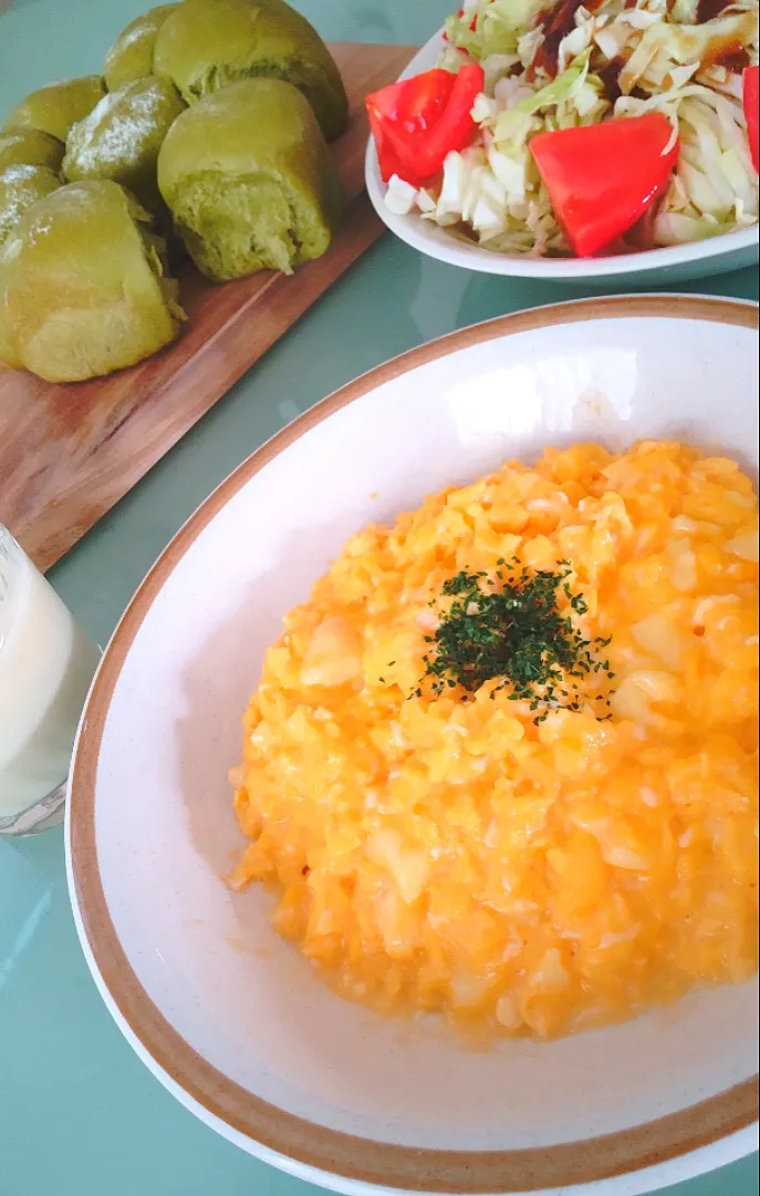 今日の朝食はスクランブルエッグと抹茶あんちぎりパン!|かずにゃさん