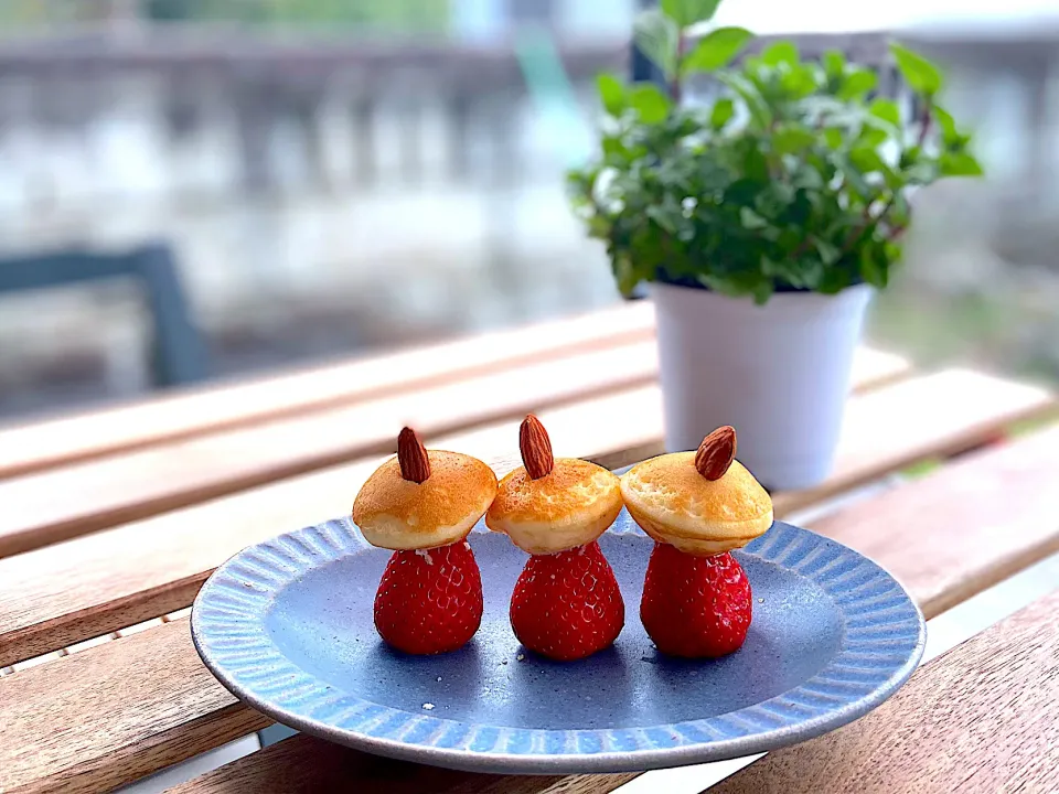 Snapdishの料理写真:小さいパンケーキのリトルミイ🍓|ちゅらちゃんさん