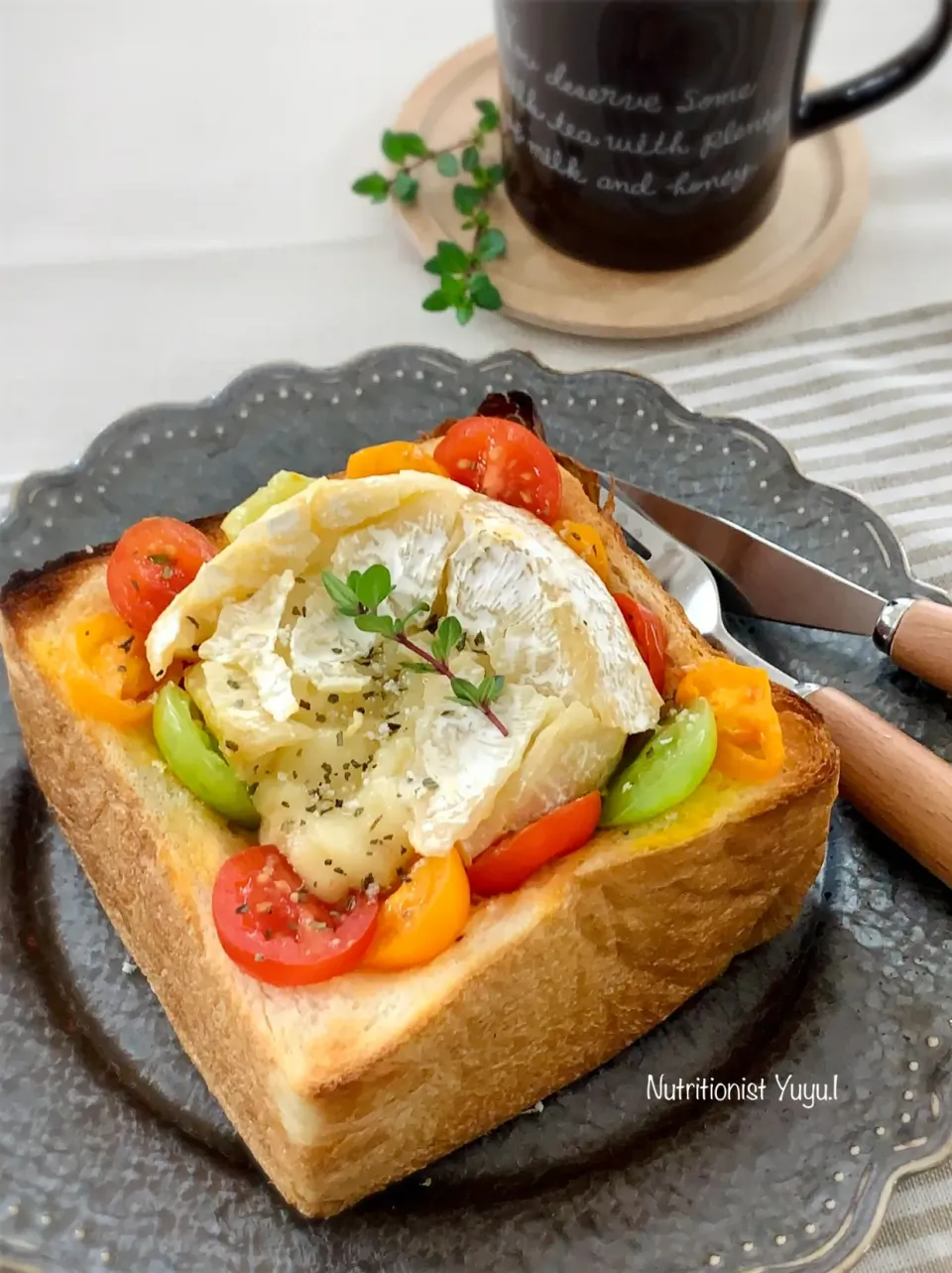 丸ごとカマンベールとトマトの厚切りトースト🥪|ゆーこどんさん