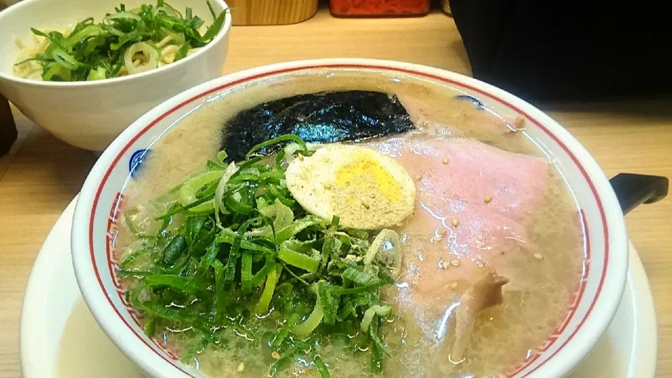 【2021年3月創業】
ラーメン空ノ色
淡口豚骨ラーメン
（麺の硬さ普通、780円）
＋替え玉（麺硬め、100円）
＠王子3分
（赤羽から徒歩44分）
21071|大脇さん