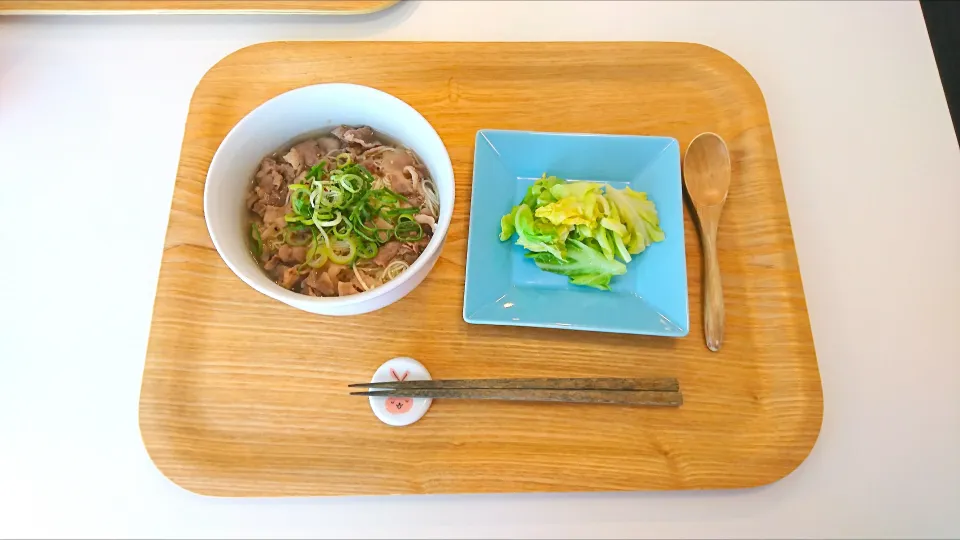 今日の昼食 牛肉のナンプラーそうめん、キャベツサラダ|pinknari🐰🌈さん