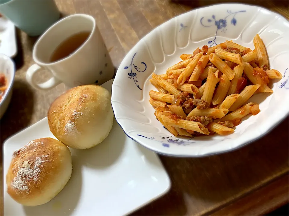 焼き立てソフトフランスパン・ミートソースペンネ|ちびろ菌さん