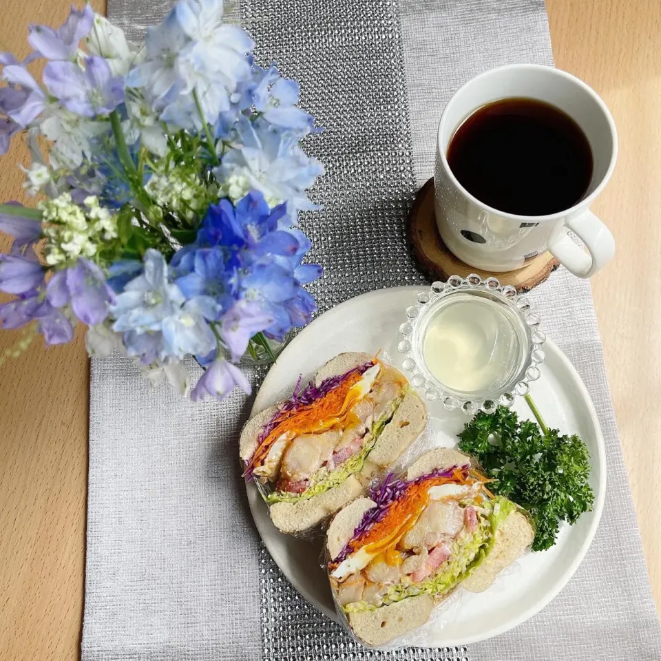 4/4❤︎塩ぼんじり&半熟目玉焼きベーグルサンド🌱
（ベーグル具材）
・セサミベーグル
・塩ぼんじり
・半熟目玉焼き
・フリルレタス.2色キャベツ.人参.トマト|Makinsさん